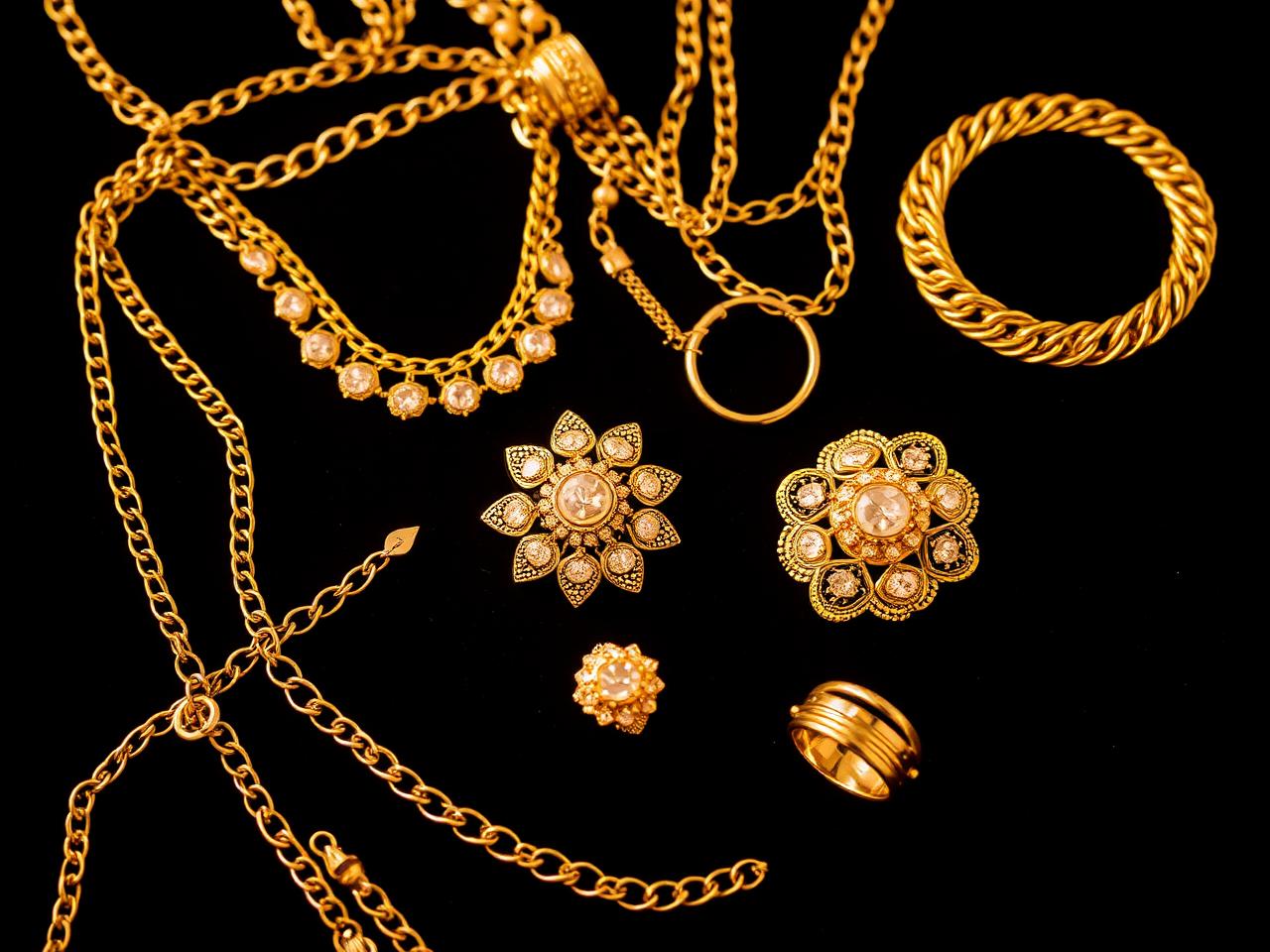 Gouden ringen, schakelketting, munt en goudbaar klaar voor taxatie — goud inkoop Nieuwegein en omgeving