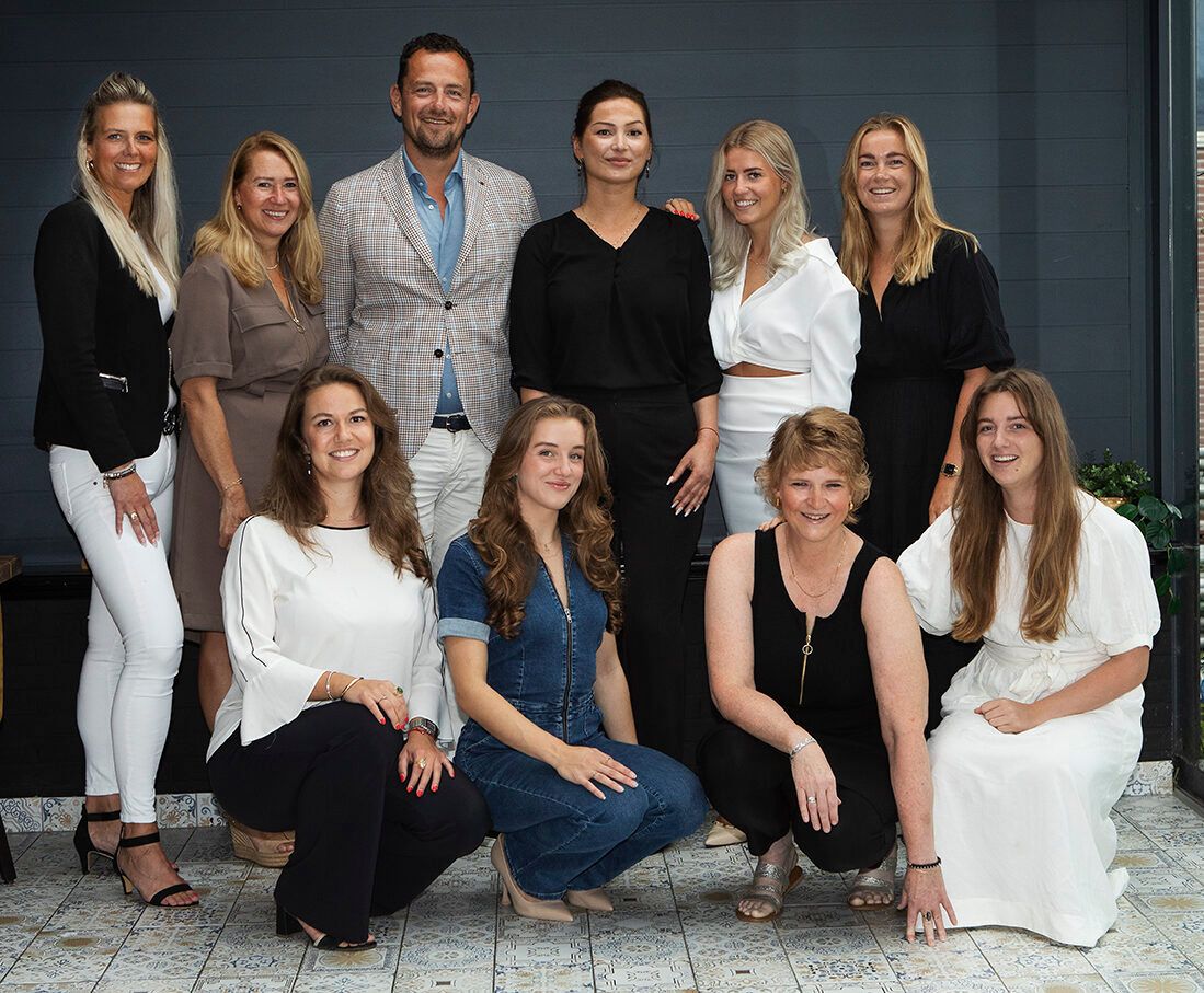 Het team van Goud Inkoop Nieuwegein aan het werk — specialist beoordeelt sieraden met aandacht en vakkennis